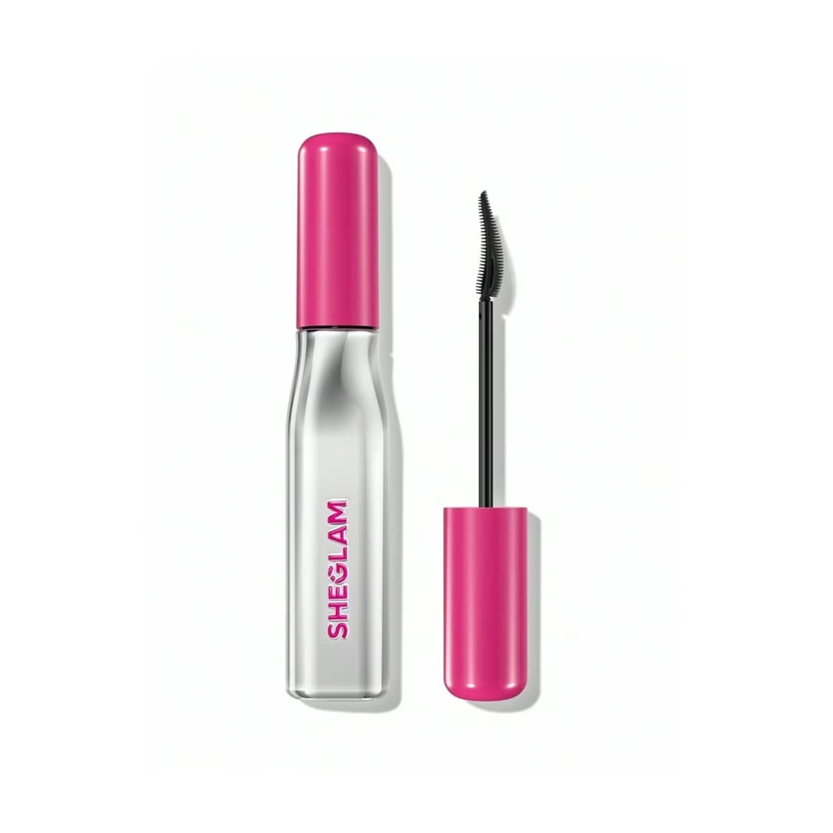 Sheglam Lashlighter maskara tüpü ve açık haldeki siyah mikro tarak fırça; tüpte parlak pembe kapak ve SHEGLAM yazısı bulunuyor.