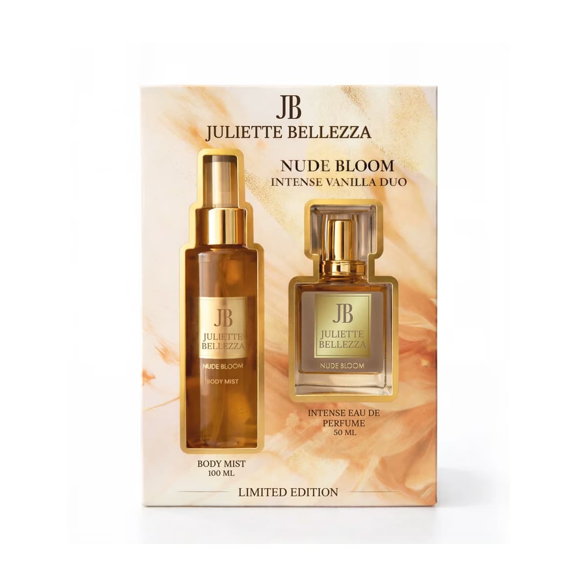 Juliette Bellezza Nude Bloom Intense Vanilla set kutusunda iki altın tonlu sprey şişesi ve parfüm, açık bej çiçek desenli zemin üzerinde sergileniyor.
